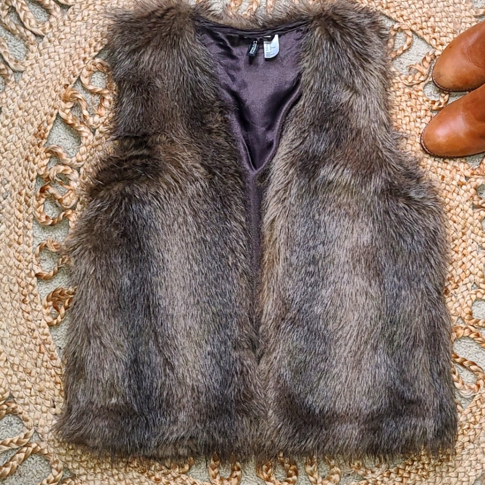 H&M Divided Faux Fur Vest  Size 12 With Pockets Faux Fur